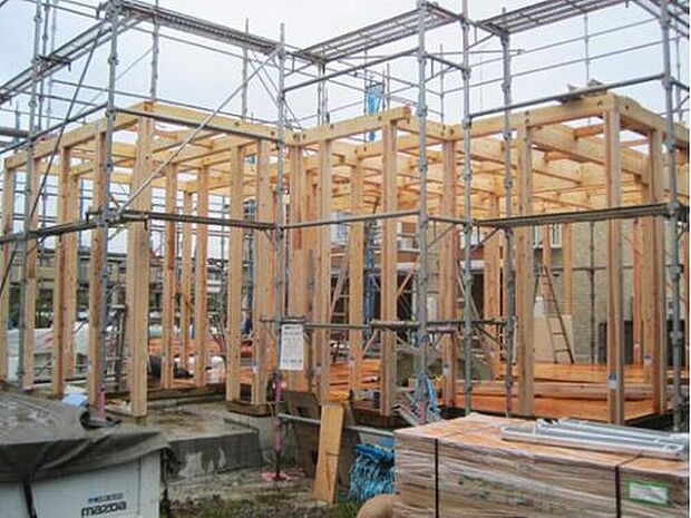 【構造・工法・仕様】木造軸組工法 日本で長年の実績がある工法で、柱、梁などの「軸組み」で構造体を作り上げていきます。接合部には金物・筋かいなどで補強を行い、より強度を高めています。