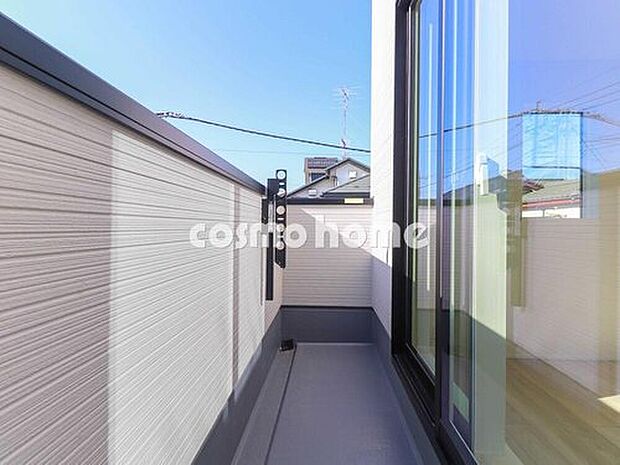 【バルコニー】南向きで陽当たり良好なバルコニー!洗濯物も素早く乾きそう♪