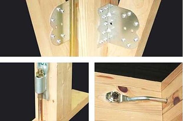 【構造・工法・仕様】耐震金物 構造材をつなぎとめる接合部には「耐震金物」を採用。接合部ごとに適材適所な耐震金物を選び、構造体をしっかりと緊結します。地震による揺れから建物のゆがみや倒壊を防ぎ、住まい全体の耐久性を高めます。