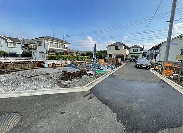 【【前面道路】】静かで落ち着いた住環境が魅力な立地!落ち着きある暮らしを実現できます♪