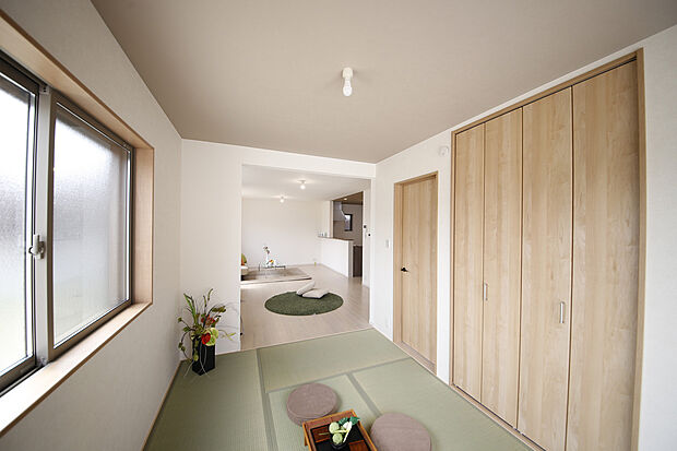 LDK施工例。キッチンから見渡せるリビングは和室が続いているので広くお使い頂けます。