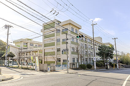 明石市立松が丘小学校 現地から790m～950m。(徒歩10分～12分。)