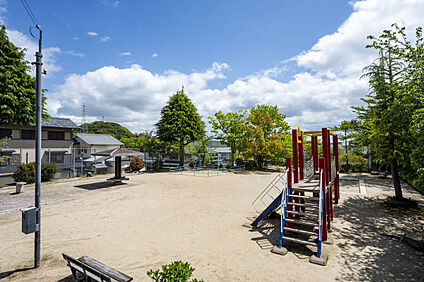 出坂山公園 現地から570m～620m。(徒歩8分。(最長))
