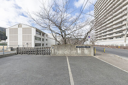大津市立逢坂小学校 現地から430m。(徒歩6分。)