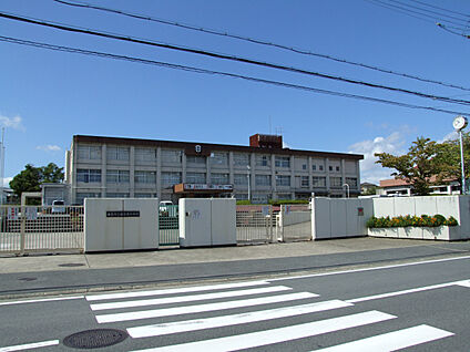 市立香芝東中学校 現地から1230m～1270m。(徒歩16分。(最長))