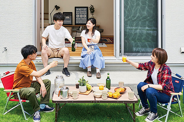 【プライベートガーデン】
ペットとのびのびと遊んだり、バーベキューも愉しめるプライベートガーデン。ガーデニングや家庭菜園をすることで子どもの情操教育にもつながります。※号棟により採用状況が異なります。