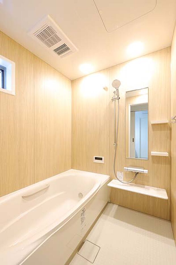 【【バスルーム/LIXIL AX】】壁全体にアクセントパネルを貼り、エレガントな雰囲気を演出。人造大理石浴槽や縦長ミラーなどを採用し、寛ぎのバスタイムを演出します。/モデルハウス1号棟（2024年1月撮影）