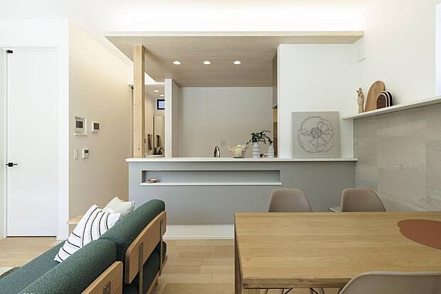 【【ニッチ】
】キッチンカウンターの壁面にニッチを設けました。お好きな小物を飾って、ご家族らしさを演出してください。※号棟により採用状況が異なります。※8号棟(2025年9月撮影)