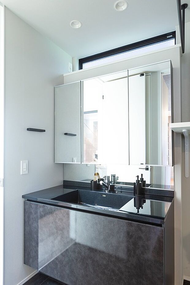 【【洗面化粧台/ポラスオリジナルプレミアムドレッサー】】高級感漂う人工大理石カウンター、三面鏡+ミドルミラー、鏡面仕上げの収納部、「ときめき」ダウンライトなどを備えたポラスオリジナルプレミアムドレッサーです。