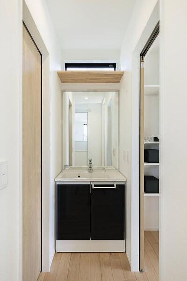 【【セカンドシンク】】1階に降りずに身支度ができる2階の洗面台。家族の身支度で込み合う朝も、1階と2階でそれぞれ使うことができます。/6号棟(2025年10月撮影)