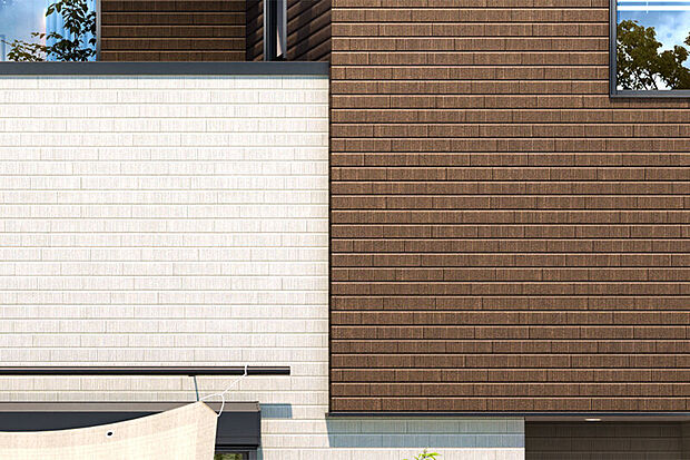 【【自然豊かな風景に調和する外観】】外壁のアクセントにスクラッチタイル柄を添えたファサード。窓の形状やインナーバルコニーが表情を豊かに仕上げています。雨で汚れを洗い落とすセルフクリーニングする外壁です。