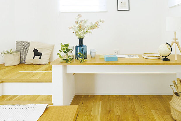 【【SKIP SOHO】】リビングから段差を設けたスキップSOHO。程よくリビングとも繋がりながら趣味や仕事に集中できる空間です。腰壁には開口部がありリビング側に椅子を置けばリビングからも利用できます。また、肌にやさしいテキス