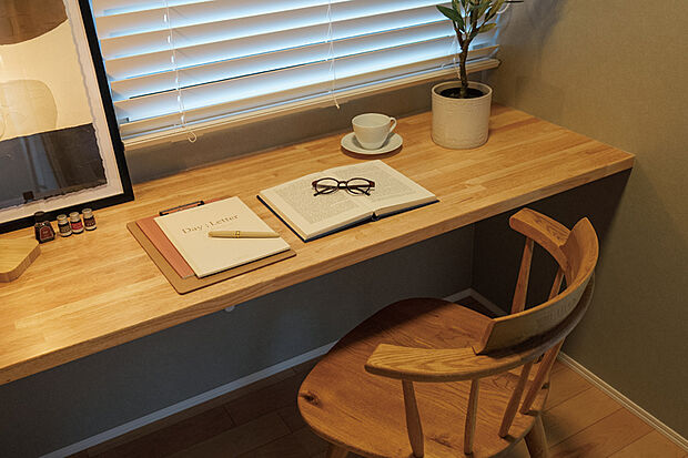 【【2階カウンター】】カウンタースペースを2階の主寝室に確保。書斎やテレワークスペースなど自分の時間に集中できる空間として活躍します。