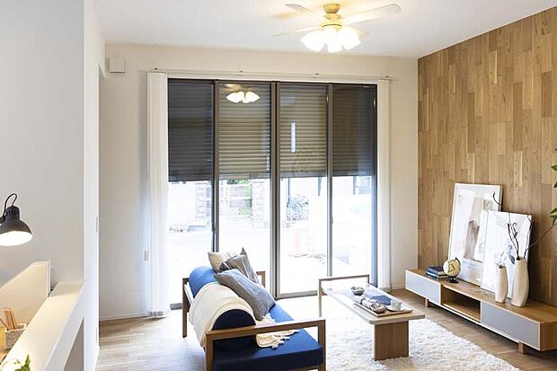 【【安全な暮らしを守る電動シャッター】】窓まわりの一部に防犯性を高める便利な電動シャッターを設置しました。窓や網戸を開けなくてもリモコンで開閉ができる快適性に加え、安全性を高めながら、プライバシーを守ります。