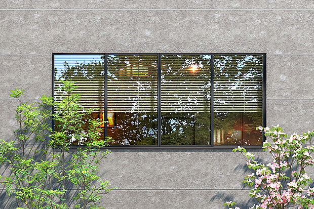 【【窓デザイン】】外観デザインと調和するブラックカラーのサッシを採用。広い窓が住まいのアクセントとなりながら、室内へと陽光を採り込みます。