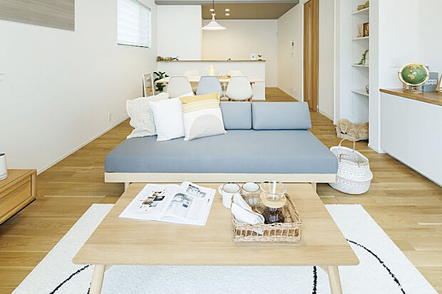 【【20J　LDK】】家族が集うLDKは開放的な広さを感じる20帖超としました。悠々とした空間は、友達を呼んだり、家族とゆっくりくつろいだりなど、様々に使用できます。※号棟により採用状況が異なります。