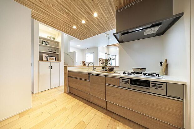 【【キッチン/トクラスBb】】こだわったのは「ベーシックにして上質」という、ものづくりの基本。余計な機能がなく、使い方を限定しない無駄をそぎ落としたシンプルなデザインです。油よごれ、熱に強く、お手入れも簡単です。