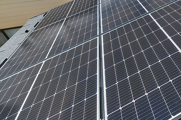 【【太陽光ソーラーパネル】】太陽光で発電するソーラーパネルを標準設定。電気代の節約にもつながる家庭にも環境にも優しい設備です。