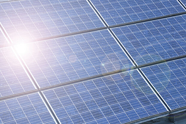 【【太陽光パネル】】自家発電で自然と家計に優しくできる「太陽光パネル」。余った電気を電力会社に売電できることで注目されましたが、買取価格の下落や賦課金の負担上昇などから、有効に自家消費することが必要とされています。