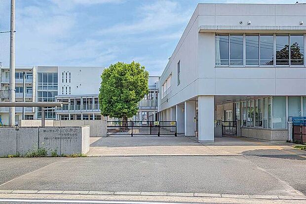 小山小学校（現地より徒歩18分）
