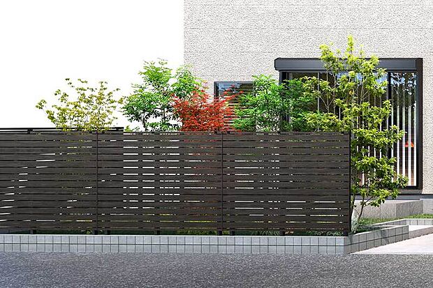 【【自然を感じられる植栽】】街に自然の息吹を呼び込んでくれる植栽を配しました。シマトネリコなど、美しい緑の植栽が住まう人を癒します。※建物周囲の砂利部には防草シートを採用。