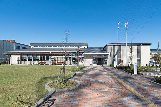 三郷市立図書館（現地より徒歩11分）