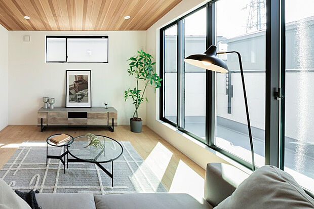【【2F LIVING】】プライベート感を高め、家事動線がスマートな2階リビング。リビングに繋がる収納とカウンター付きの＋α空間は、勉強や家事などに活躍します。※号棟により採用状況が異なります。