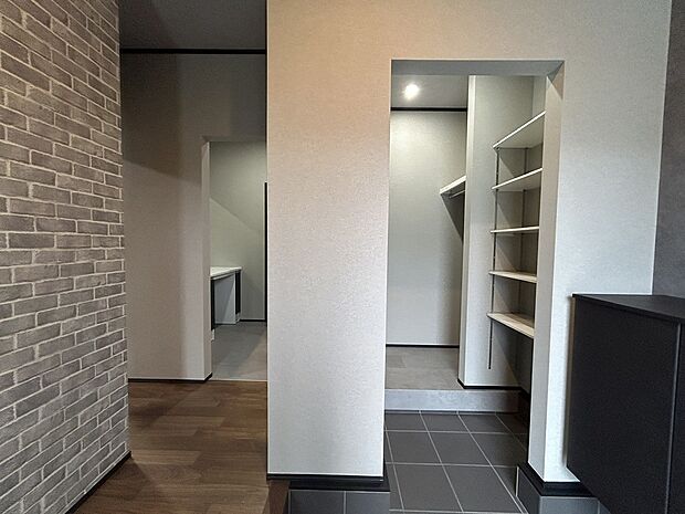 【【現地モデルハウス】】家族と来客者用で使い分けのできる2WAYタイプの玄関。