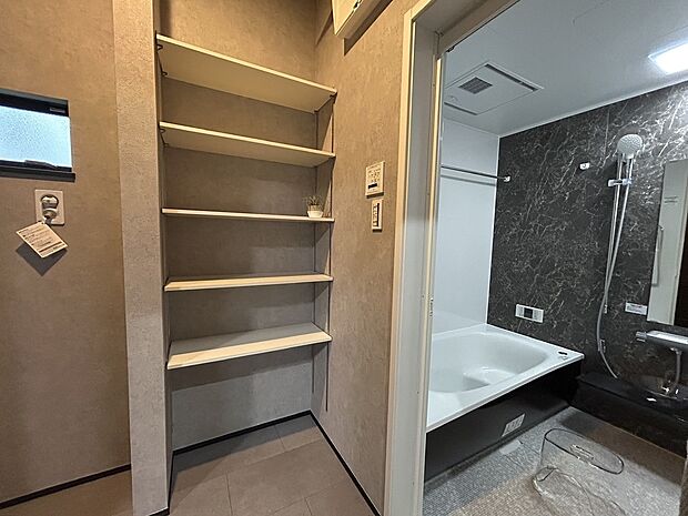 【【現地モデルハウス】】洗面室内に可動棚がございますので、タオルやパジャマなどの収納もらくらく♪