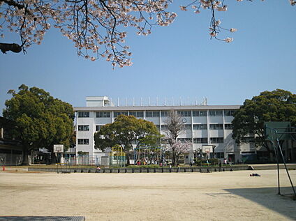 泉大津市立穴師小学校 約83m(徒歩約1分)