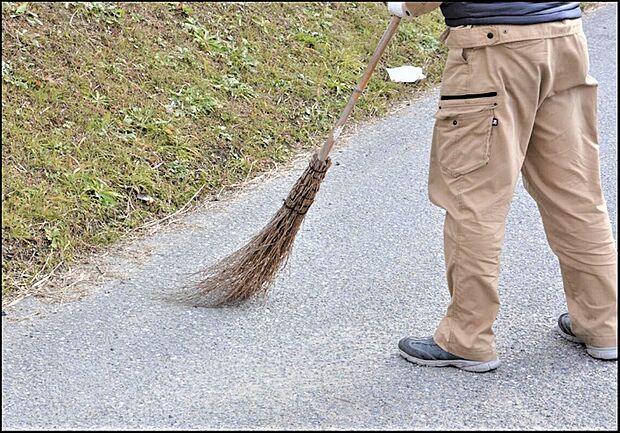 【真心の清掃、徹底したきれいな現場】東昌建設では、きれいな現場を維持するために、現場の方々に現場規則10ヶ条を徹底してます。その一つとして、毎週火曜日15:00より20分間、大工さんと当社社員が現場を一斉に清掃します。これは「良い家づくりはきれいな現場から」という基本理念に基づくもので、現場の方が気持ち良く仕事ができる環境をつくることが、当社の良い仕事・良い家づくりにつながっています。