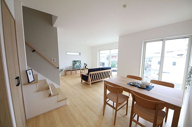 LDKフォト(2) リビング内階段のクロスがアクセントに