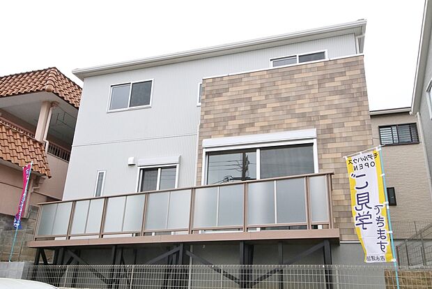 ウッドデッキのパネルが外部からの目線を隠してくれるのでプライバシーも守れて開放的です