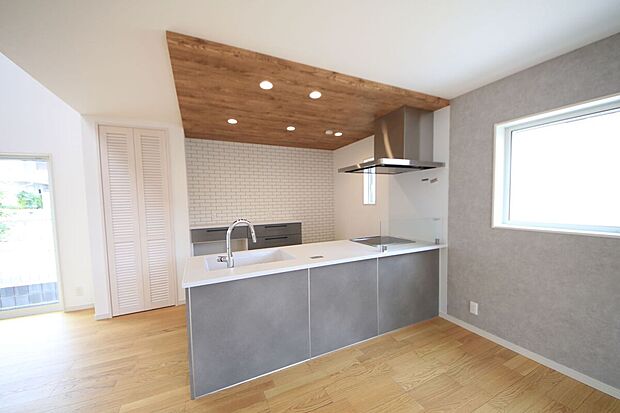 【オシャレなキッチン】グレーキッチンが人気です。カラーセレクトも可能なのでお好きなデザインをお選び頂けます。