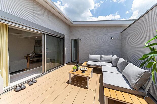 【プライベートテラス/施工事例】
お出かけしなくても開放感を楽しめるプライベートテラス。暖かな陽ざしを感じ、ご家族の癒しの空間に。 お子様ものびのびと遊ぶことができそうです。