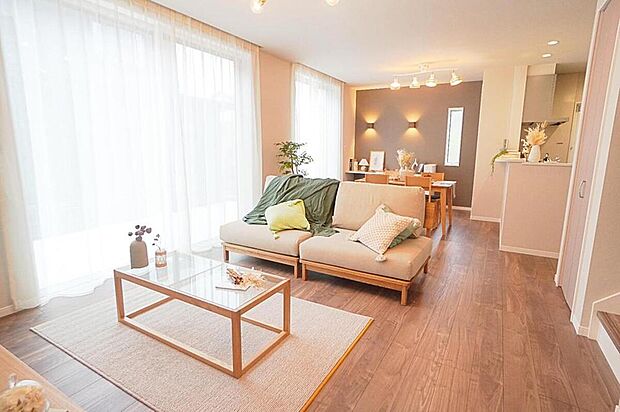 【LDK/施工事例】
コンペデラシッサ2024でブロック賞受賞!テラスとのつながりを楽しむことができる、大きな掃き出し窓を設けたLDK。