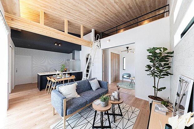 【リビング/施工事例】
天井の木目が映えるナチュラルテイストのLDK。ロフト付きで収納や趣味スペースにも活用できます。隣接する洋室は、お子様のプレイルームやお昼寝スペースとしても◎