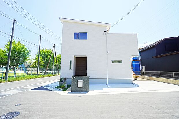 【【施工事例】~プライベートテラス仕様~】天気の良い日にはテーブルや椅子を出して、ランチやティータイムを楽しむのも◎空を近くに感じられる開放的なスペースで、在宅ワークの際も気軽にリフレッシュできそうです。