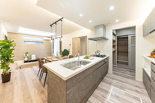 【【キッチン/施工事例】】LDK全体を見渡すことができる対面式キッチン。吊戸棚がないため視界が開け、調理中もご家族との会話が弾みそう◎背面にはたっぷりの収納が叶うカップボード付きです。