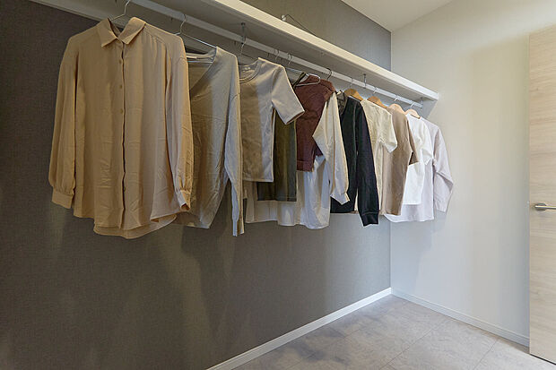 【【WIC/コンセプトハウス1号地】】お洋服の他にも、スーツケースなど大きめの荷物も片付けることができるWIC。小窓付きで、湿気やこもりがちな空気もさっと換えられます。