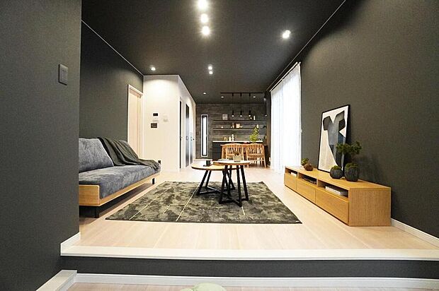 【【LDK/施工事例】】天井と壁を黒のクロスで統一することで、重厚感のある大人らしく落ち着いた雰囲気に。白い床とのコントラストが効いて、洗練された空間になります。