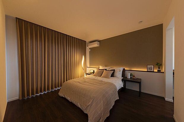 【【洋室/施工事例】】ご夫婦の寝室はリラックスできる空間に。落ち着いた色味と間接照明で快適な睡眠をサポートします。大きめのベッドを置いてもゆとりのある広さです。