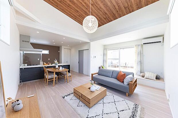 【【LDK/施工事例】】LDKは、プライベートテラスまで視線が広がる開放的な空間です。南側の窓際には小上がりの縁側を設けており、腰を掛けてゆっくりと寛ぐこともできます。