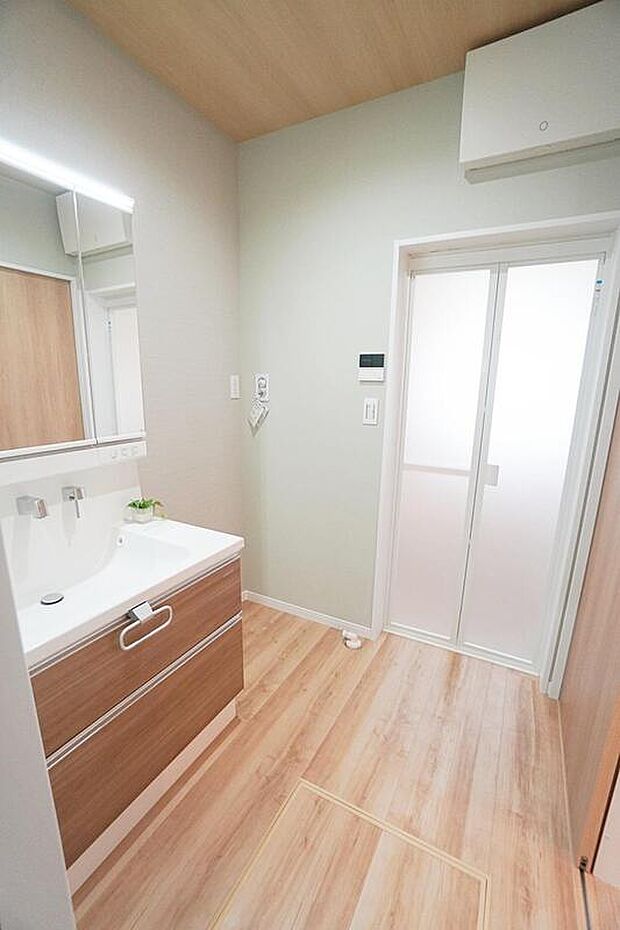 【【洗面脱衣室/施工事例】】洗面室がキッチンに隣接しているため、家事動線がスムーズ。入浴中のお子様の様子を見守りながら調理もできます。