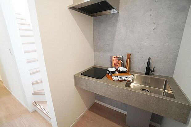 【【ミニキッチン/施工事例】】2階の階段そばに設けたミニキッチン。階段の昇降をせずに、簡単な調理をしたり、ルーフテラスでのBBQや食事の際にも便利です。