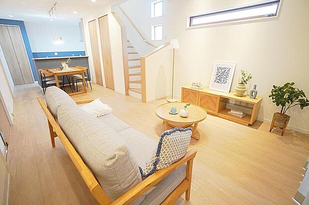 【【LDK/施工事例】】ブルーのアクセントクロスが爽やかで明るい雰囲気を演出。リビングを通り2階へ繋がる設計は、ご家族と顔を合わせる機会が増え、自然と会話が生まれます。