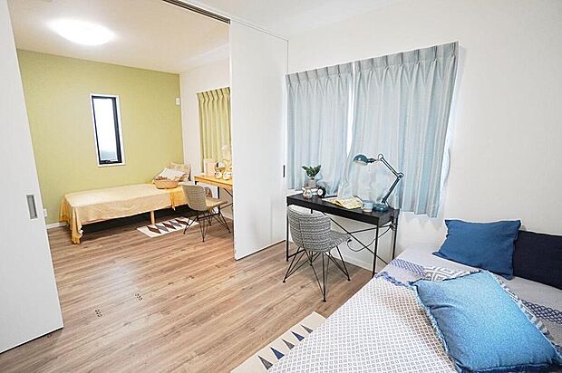 【【洋室/施工事例】】可動間仕切りで仕切ることが可能。お子様が小さな時は広々としたプレイスペースとして、個室が必要になったら、それぞれの空間をつくることができます。