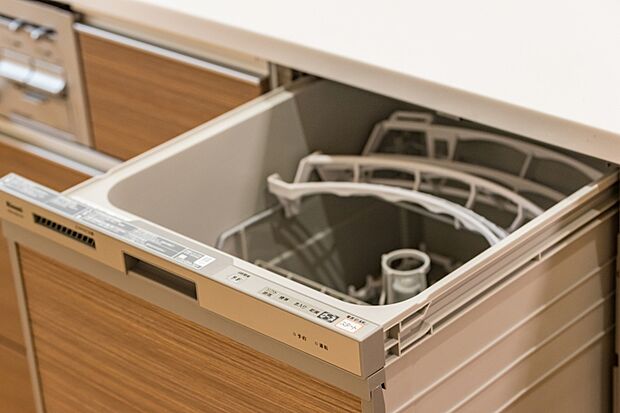 【食器洗浄機付きシステムキッチン】専用プレートが付属された3層構造のシンク。
中段の水切りプレートを使えばシンクの汚れを気にせず茹でこぼしや水切りが可能。
まな板を置けば硬い食材のカットも力を入れやすい高さです。