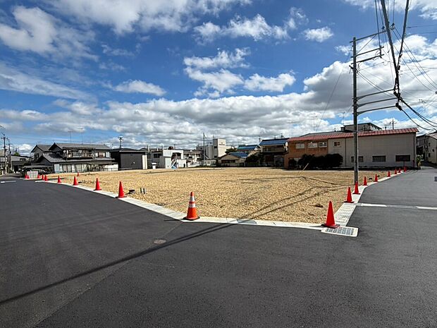 富士見台小学校区の閑静な住宅街に全15区画の街並みが誕生!
秋葉台南交差点を曲がり、約150m直進した先の右手に分譲地があります。