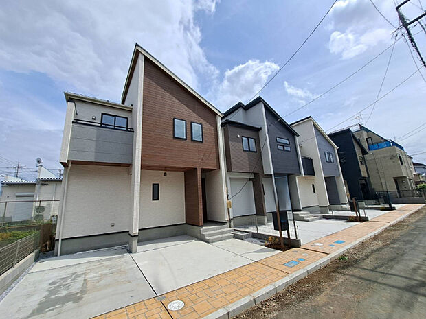 ただいま建築中の外観です！完成後は新築ならではのきれいな住まいになります☆　